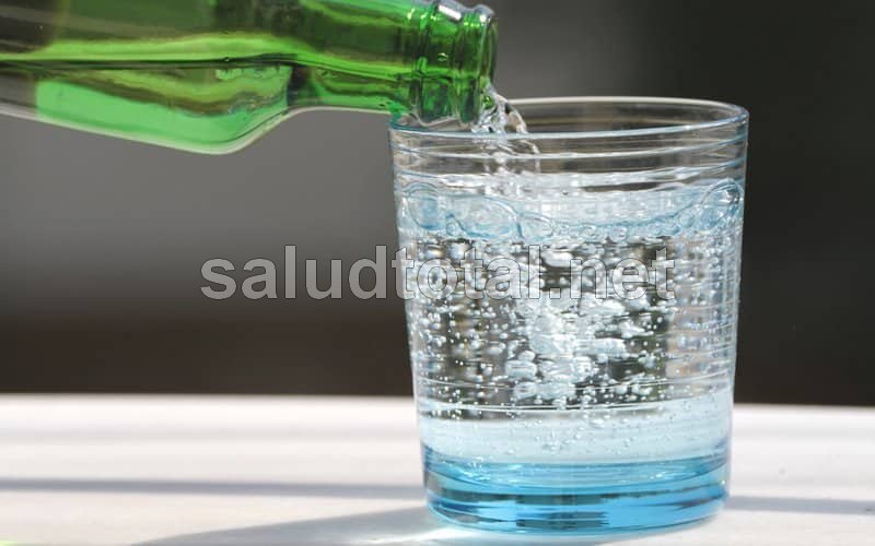 Vaso de agua (una de las mejores bebidas para diabéticos)