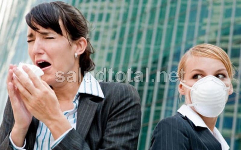 Mujer estornudando (cómo reforzar el sistema inmunológico)