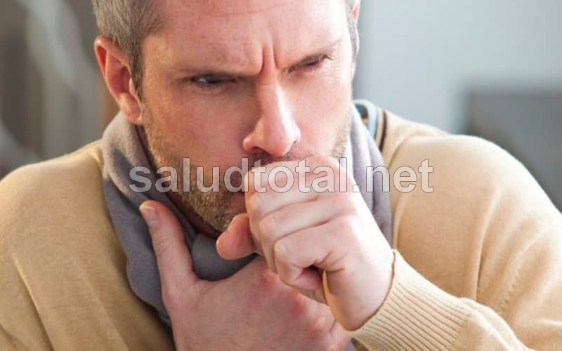 Hombre tosiendo (qué es bueno para limpiar los pulmones)